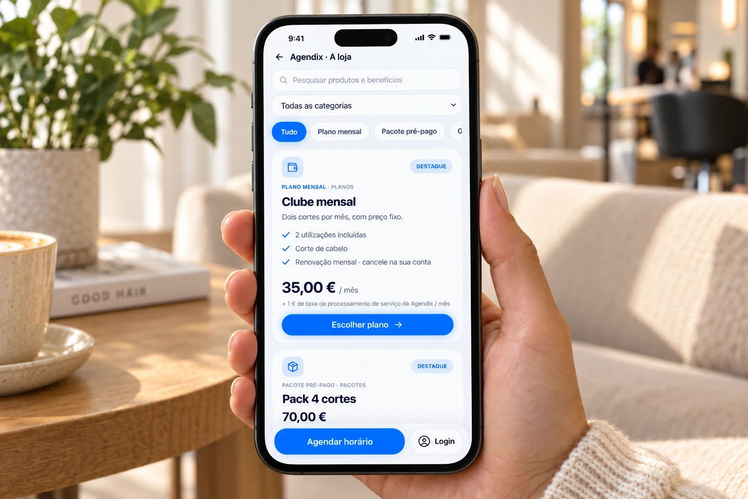 Pessoa a mostrar a loja Agendix num telemóvel, com um plano mensal e um pacote de serviços