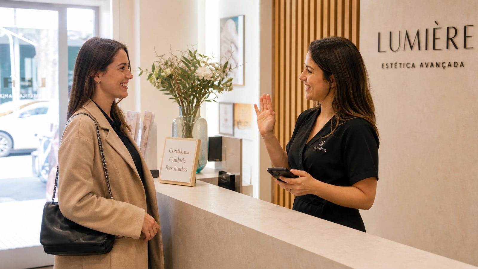 Rececionista de clínica em Portugal a despedir-se de cliente satisfeita após atendimento